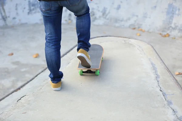 Female skateboarder at skatepark — Stock Photo, Image