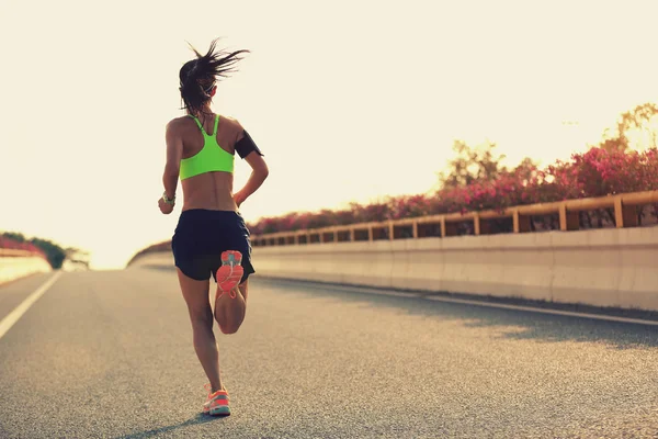 Yolda çalışan kadın runner — Stok fotoğraf