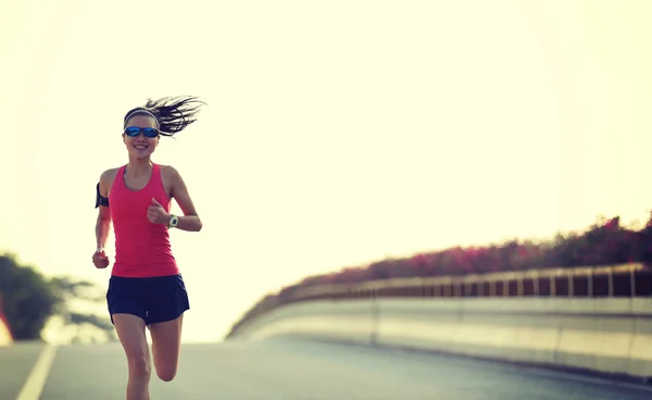 Mujer corredor corriendo en la carretera — Foto de Stock