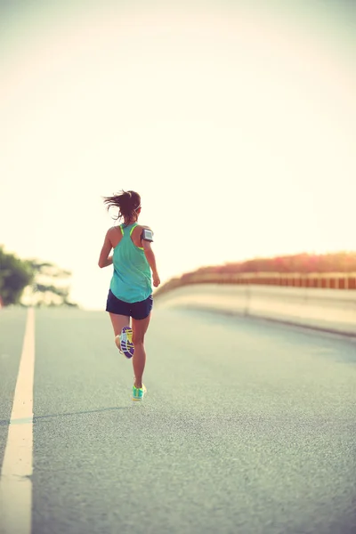 Femme coureuse courir sur la route — Photo