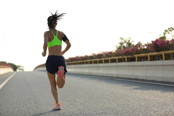 Mulher corredor correndo na estrada — Fotografia de Stock