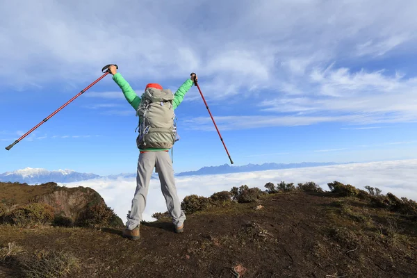 Animando a una joven excursionista en la montaña —  Fotos de Stock