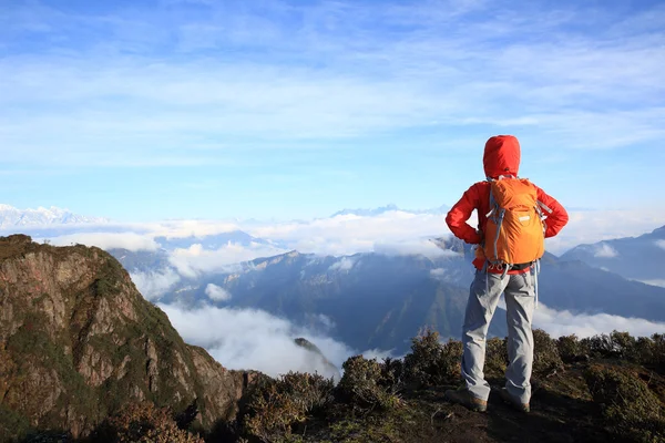 Jonge vrouw backpacker — Stockfoto