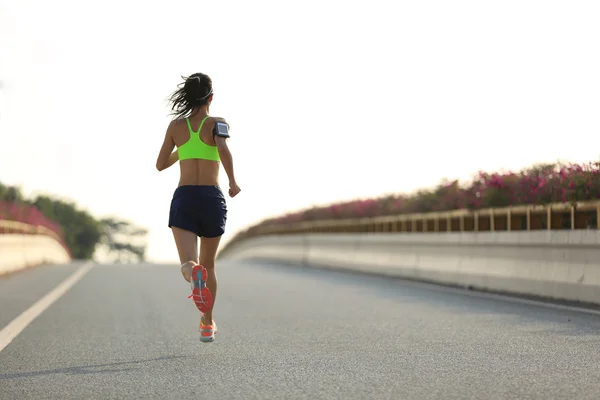 Mujer corredor corriendo en la carretera —  Fotos de Stock