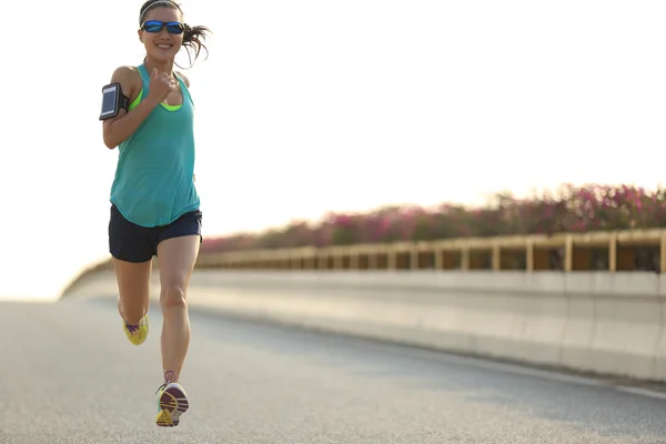 Mujer corredor corriendo en la carretera —  Fotos de Stock