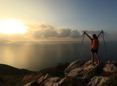 Kadın Kollarını açarak Mountain