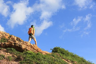 kadın backpacker Dağa tırmanma