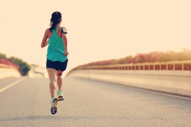 kadın atlet yolda