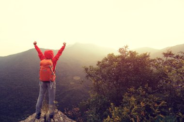 Kadın Kollarını açarak Mountain