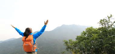 Kadın Kollarını açarak Mountain