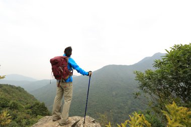 kadın dağ tepe üzerinde