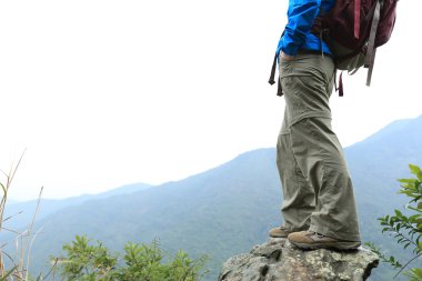 Mountain kadın uzun yürüyüşe çıkan kimse