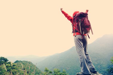 Kadın Kollarını açarak Mountain