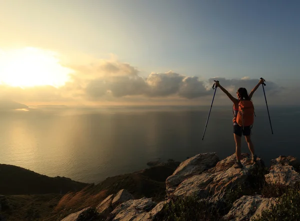 Mujer con los brazos abiertos en la montaña —  Fotos de Stock