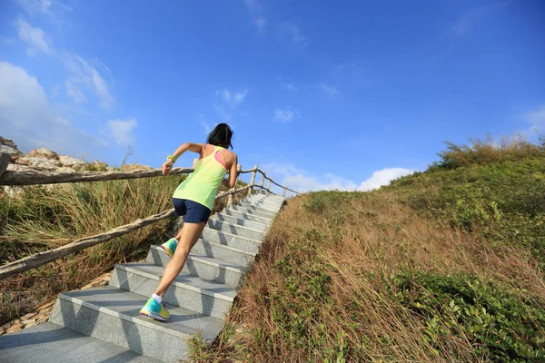 Fitness-Frau steigt Treppe hinauf — Stockfoto