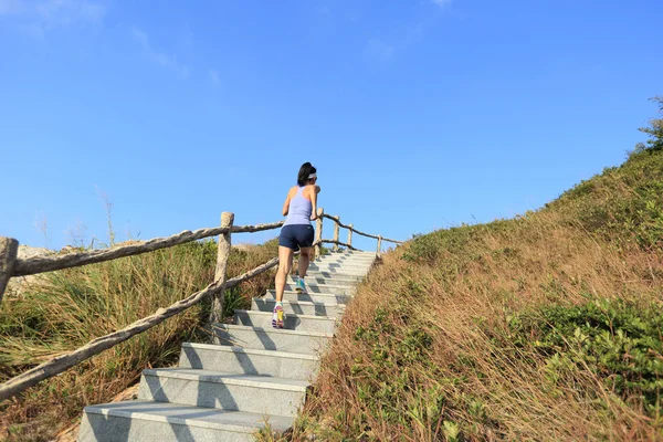 Fitness mujer subiendo por las escaleras —  Fotos de Stock