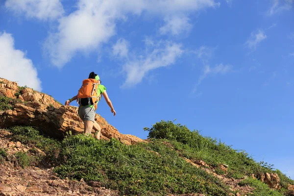 Mujer mochilero escalada en la montaña —  Fotos de Stock