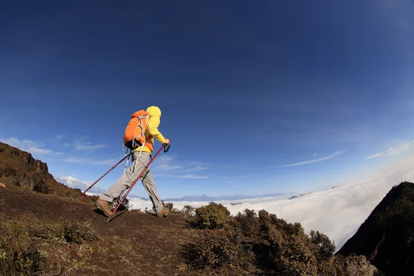Mulher mochileiro escalada na montanha — Fotografia de Stock