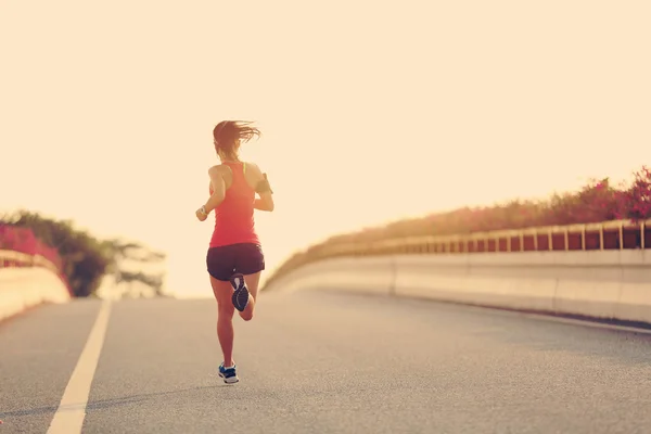 路上的女跑步运动员 — 图库照片