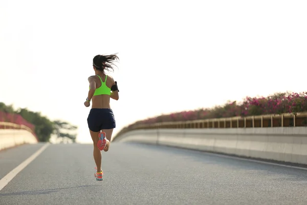 Kobieta runner na drodze — Zdjęcie stockowe