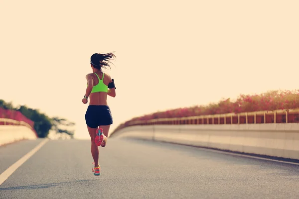 路上的女跑步运动员 — 图库照片