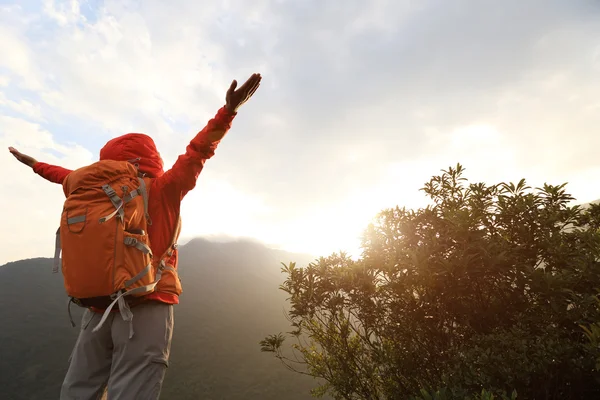 Vrouw met open armen in mountain — Stockfoto