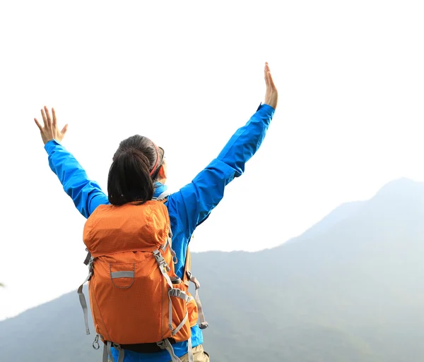 Mujer con los brazos abiertos en la montaña — Foto de Stock