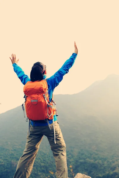 Wanita dengan tangan terbuka di gunung — Stok Foto