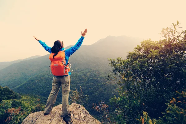 Mujer con los brazos abiertos en la montaña — Foto de Stock