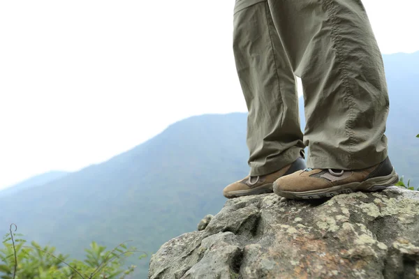 Kvinnan hiker på mountain — Stockfoto