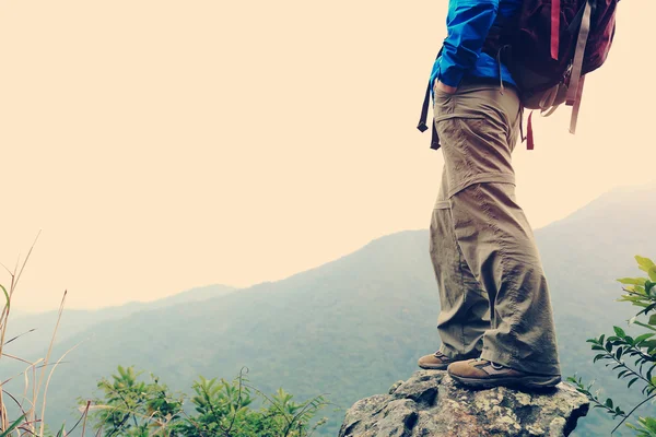 Mujer excursionista en la montaña — Foto de Stock