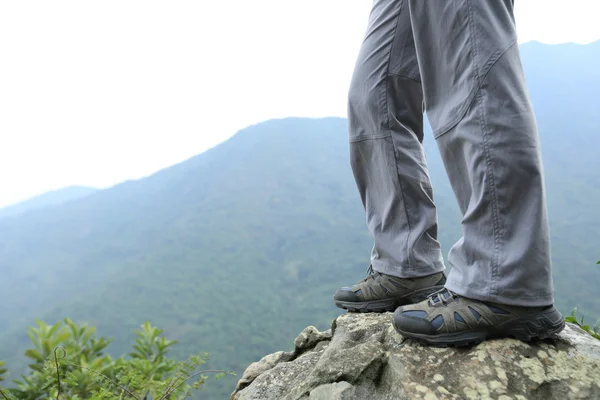 Kvinnan hiker på mountain — Stockfoto