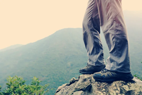 Kvinnan hiker på mountain — Stockfoto