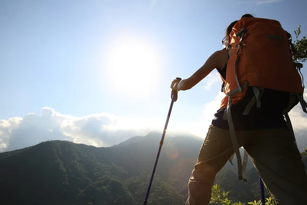 Mulher mochileiro escalando montanha — Fotografia de Stock