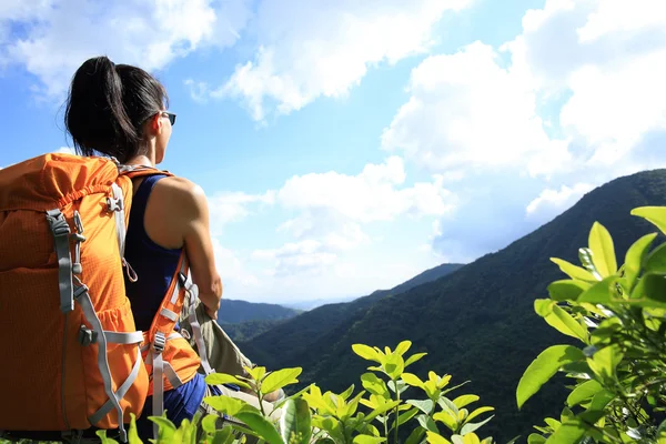 Ung kvinna backpacker på berg — Stockfoto