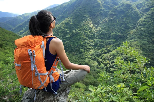 Jonge vrouw backpacker bij mountain — Stockfoto