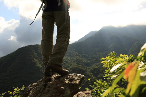 Junge Wanderbeine — Stockfoto