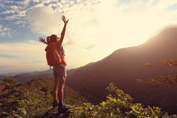 Animando a la joven en el pico de la montaña — Foto de Stock