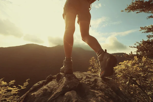 Young hiker legs — Stock Photo, Image