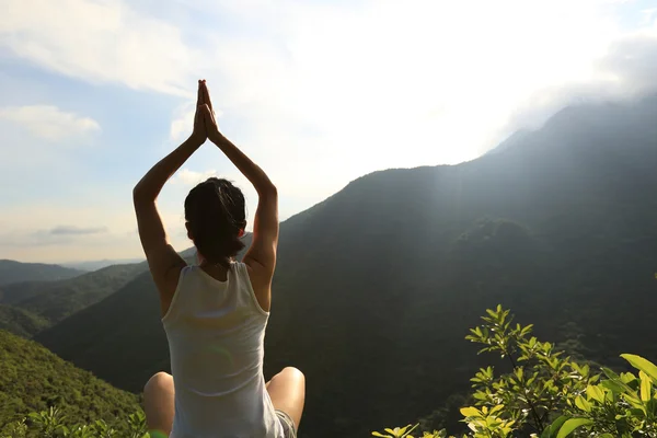 Femme pratiquant le yoga — Photo