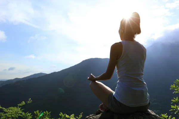 Kvinna utövar yoga — Stockfoto