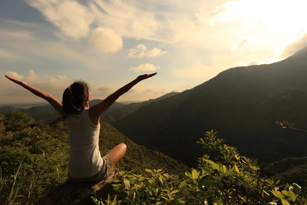 Frau praktiziert Yoga — Stockfoto