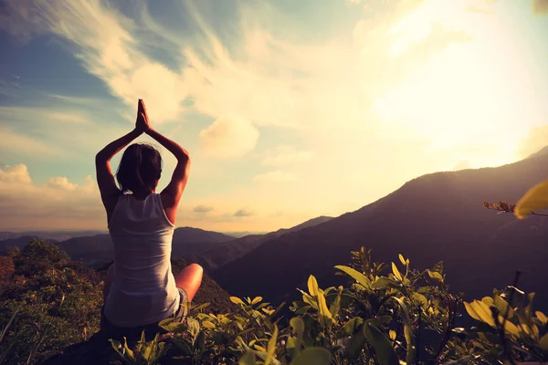 Woman practicing yoga — Stock Photo, Image