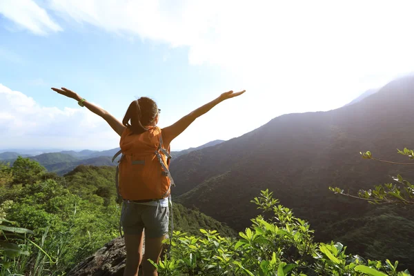 Mujer animadora en pico de montaña — Foto de Stock