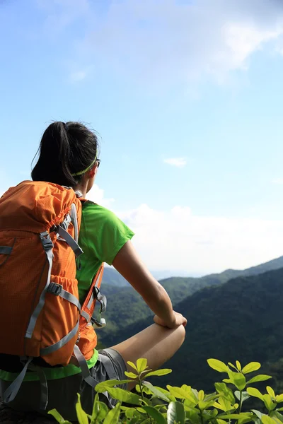 Young woman backpacker at mountain — Stock Photo, Image