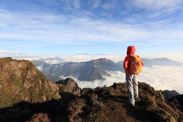 Vrouw backpacker wandelen — Stockfoto