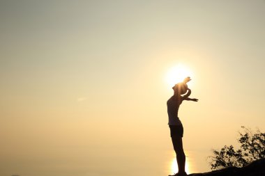 Kollarını açarak tezahürat kadın