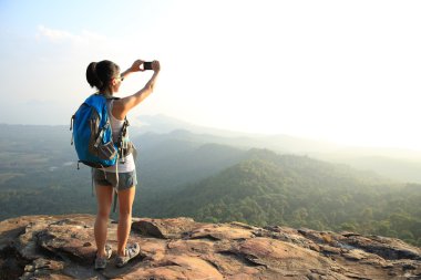 kadın backpacker alarak fotoğraf Dağı'nda