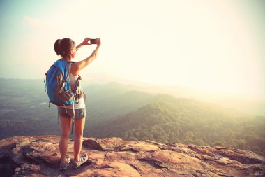 kadın backpacker alarak fotoğraf Dağı'nda