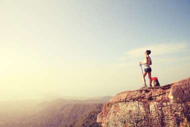 genç kadın backpacker sahil